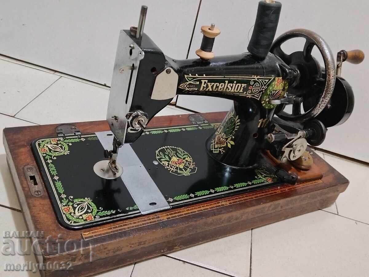 Παλιά χειροκίνητη ραπτομηχανή "Excelsior" σε κατάσταση λειτουργίας με τιμή 118.00 BGN | € 60.33