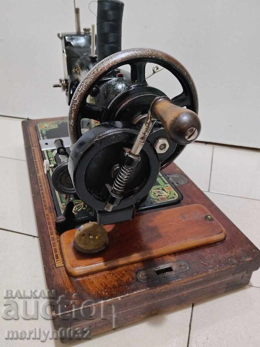 Δημοπρασία Παλιά χειροκίνητη ραπτομηχανή "Excelsior" σε κατάσταση λειτουργίας