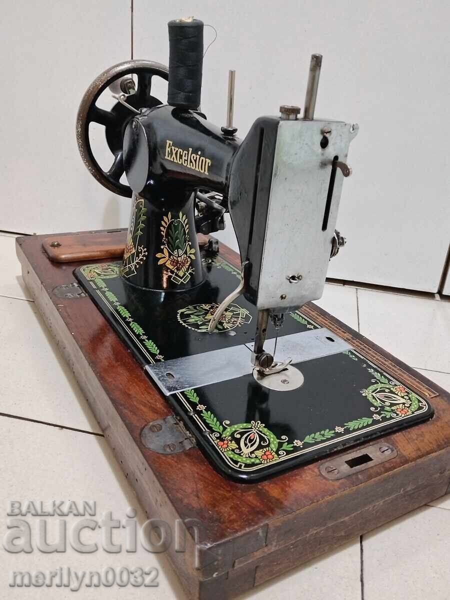 Παράδοση Παλιά χειροκίνητη ραπτομηχανή "Excelsior" σε κατάσταση λειτουργίας
