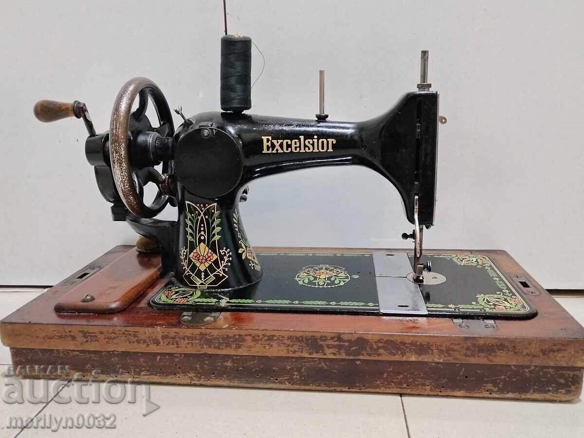 Παλιά χειροκίνητη ραπτομηχανή "Excelsior" σε κατάσταση λειτουργίας - 5