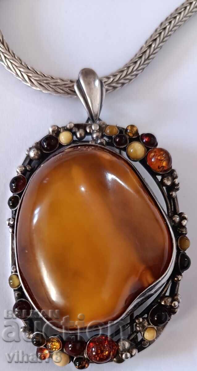Голяма сребърна висулка и брошка с няколко вида кехлибар с цена 799.99 лв. | € 409.03 Голяма сребърна висулка и брошка с няколко вида кехлибар с цена 799.99 лв. | € 409.03