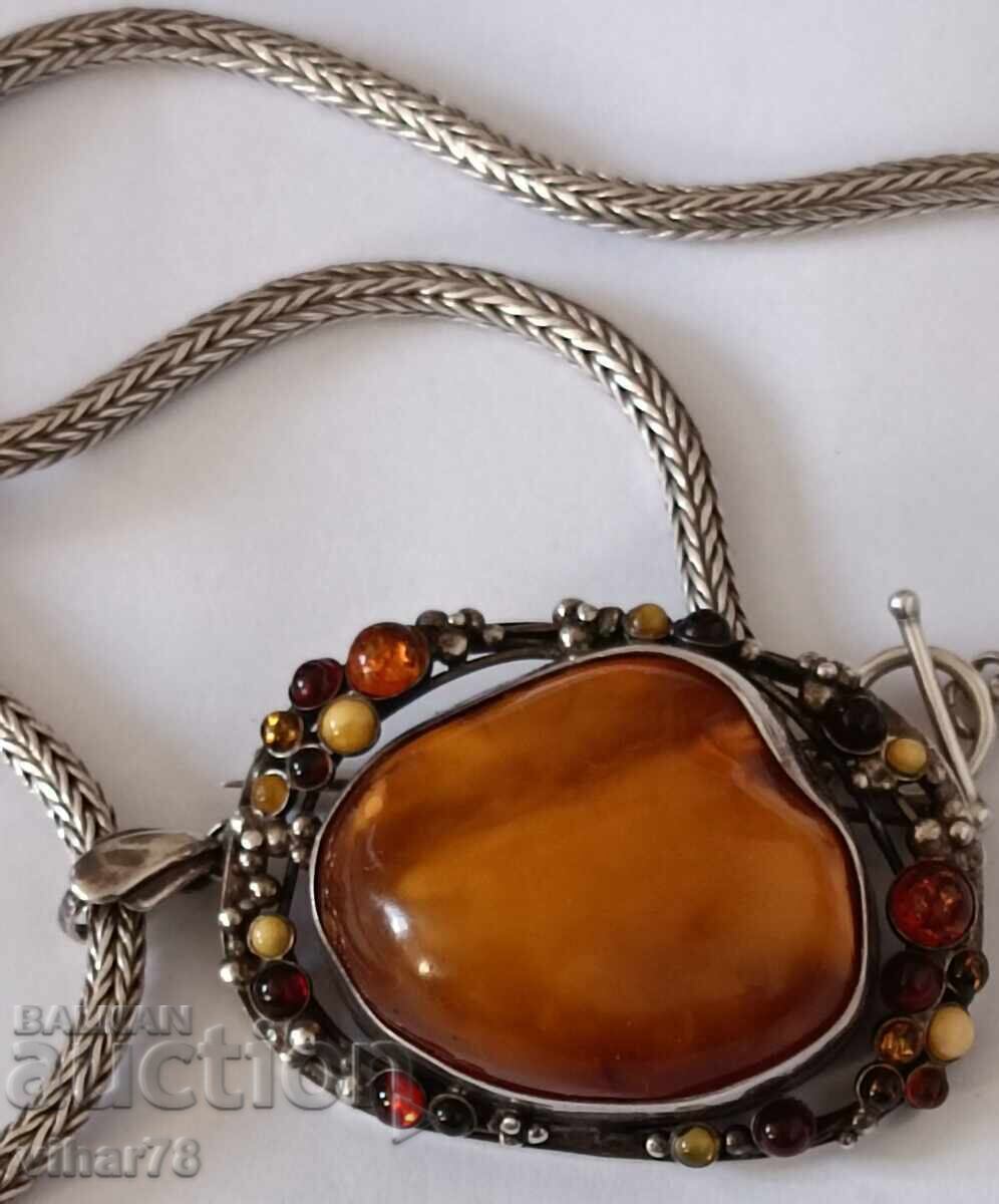 Licitație Pandantiv și broșă mari din argint cu mai multe tipuri de chihlimbar Licitație Pandantiv și broșă mari din argint cu mai multe tipuri de chihlimbar