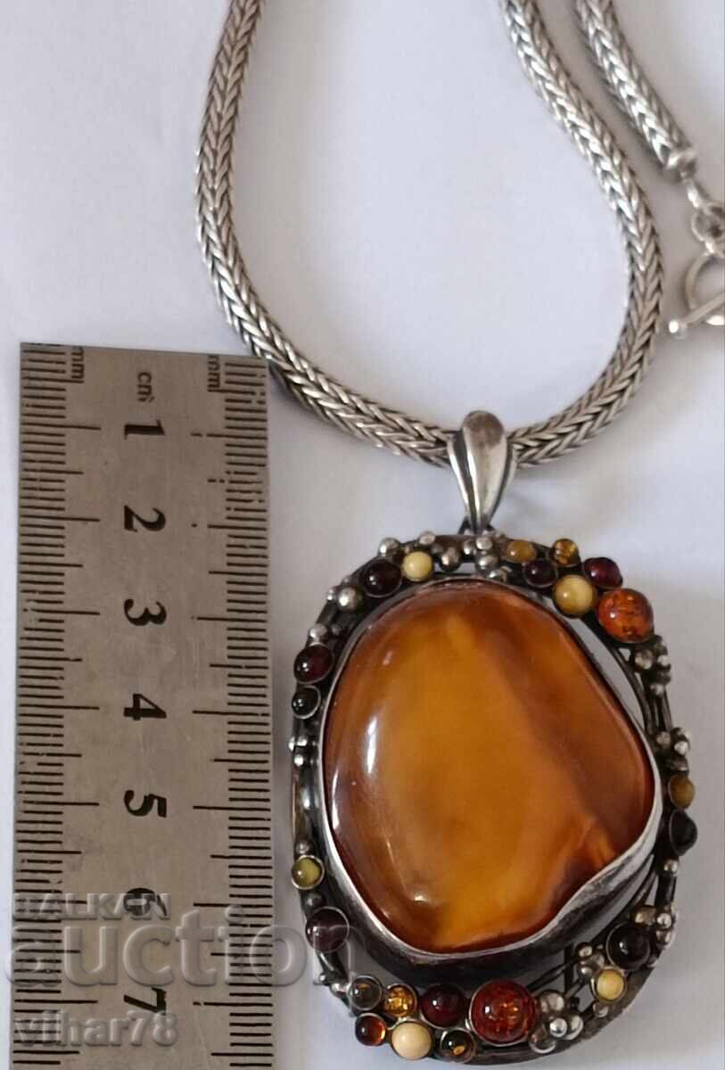 Доставка на Голяма сребърна висулка и брошка с няколко вида кехлибар Доставка на Голяма сребърна висулка и брошка с няколко вида кехлибар