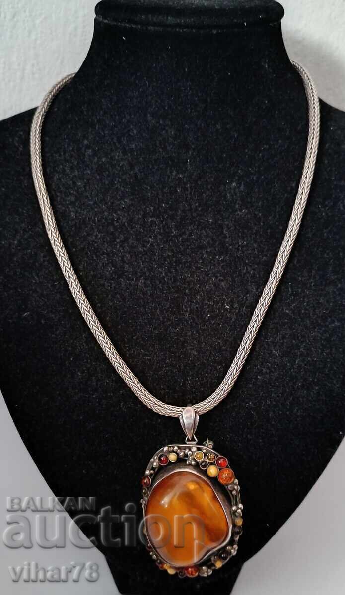 Голяма сребърна висулка и брошка с няколко вида кехлибар Голяма сребърна висулка и брошка с няколко вида кехлибар