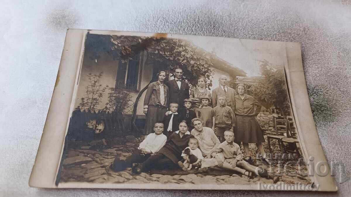 Photo Teteven Men, women and children in the yard of their house 1923