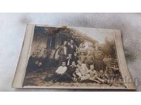 Photo Teteven Men, women and children in the yard of their house 1923