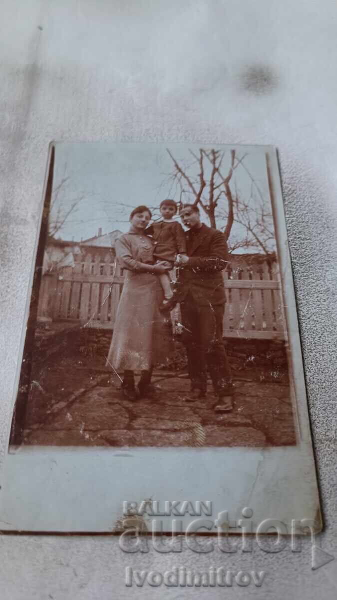 Photo Kavala Man women and boy in the yard of their house 1919