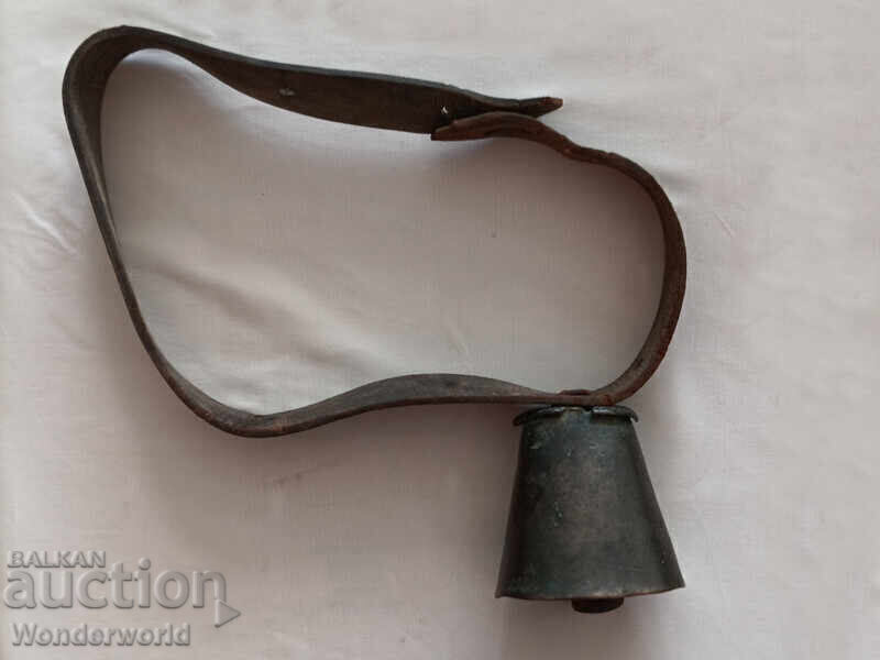 Μια σπάνια παλιά κάβα καμπάνας με λουράκι με τιμή 95.00 BGN | € 48.57 Μια σπάνια παλιά κάβα καμπάνας με λουράκι με τιμή 95.00 BGN | € 48.57