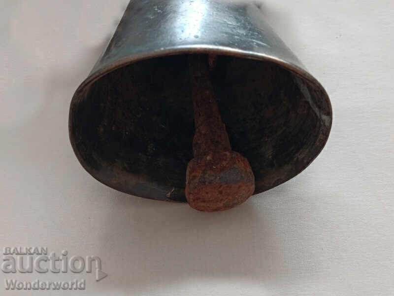 Παράδοση Μια σπάνια παλιά κάβα καμπάνας με λουράκι Παράδοση Μια σπάνια παλιά κάβα καμπάνας με λουράκι