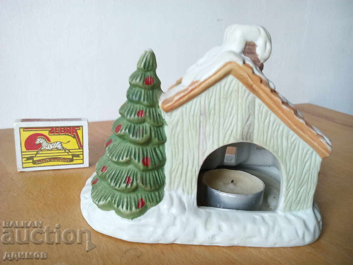 Аукцион Порцеланова коледна къщичка със свещ Аукцион Порцеланова коледна къщичка със свещ