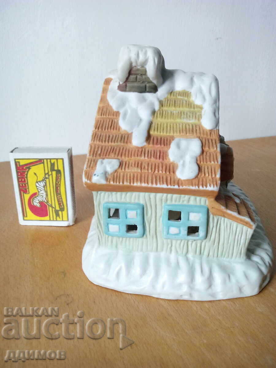 Доставка на Порцеланова коледна къщичка със свещ Доставка на Порцеланова коледна къщичка със свещ