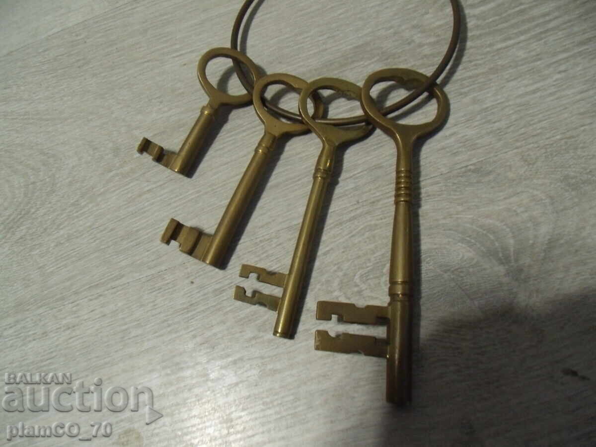 Nr.*7797 set de 4 chei vechi din bronz cu preț 40.00 BGN | € 20.45 Nr.*7797 set de 4 chei vechi din bronz cu preț 40.00 BGN | € 20.45