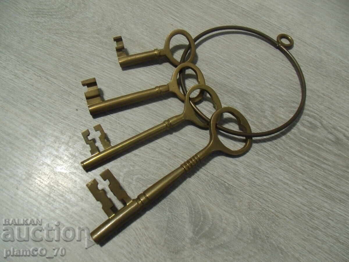 Licitație Nr.*7797 set de 4 chei vechi din bronz Licitație Nr.*7797 set de 4 chei vechi din bronz