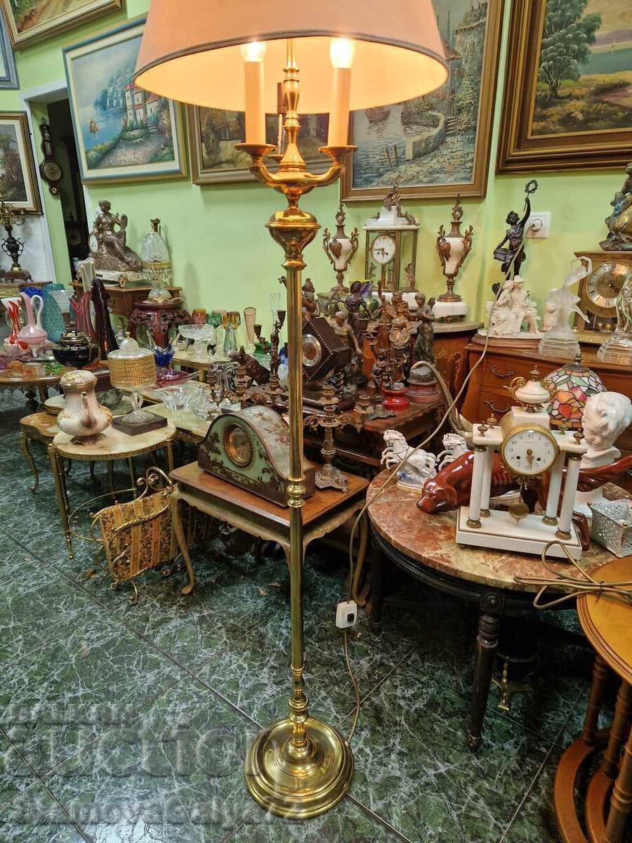 Аукцион Красива антикварна английска подова лампа Аукцион Красива антикварна английска подова лампа