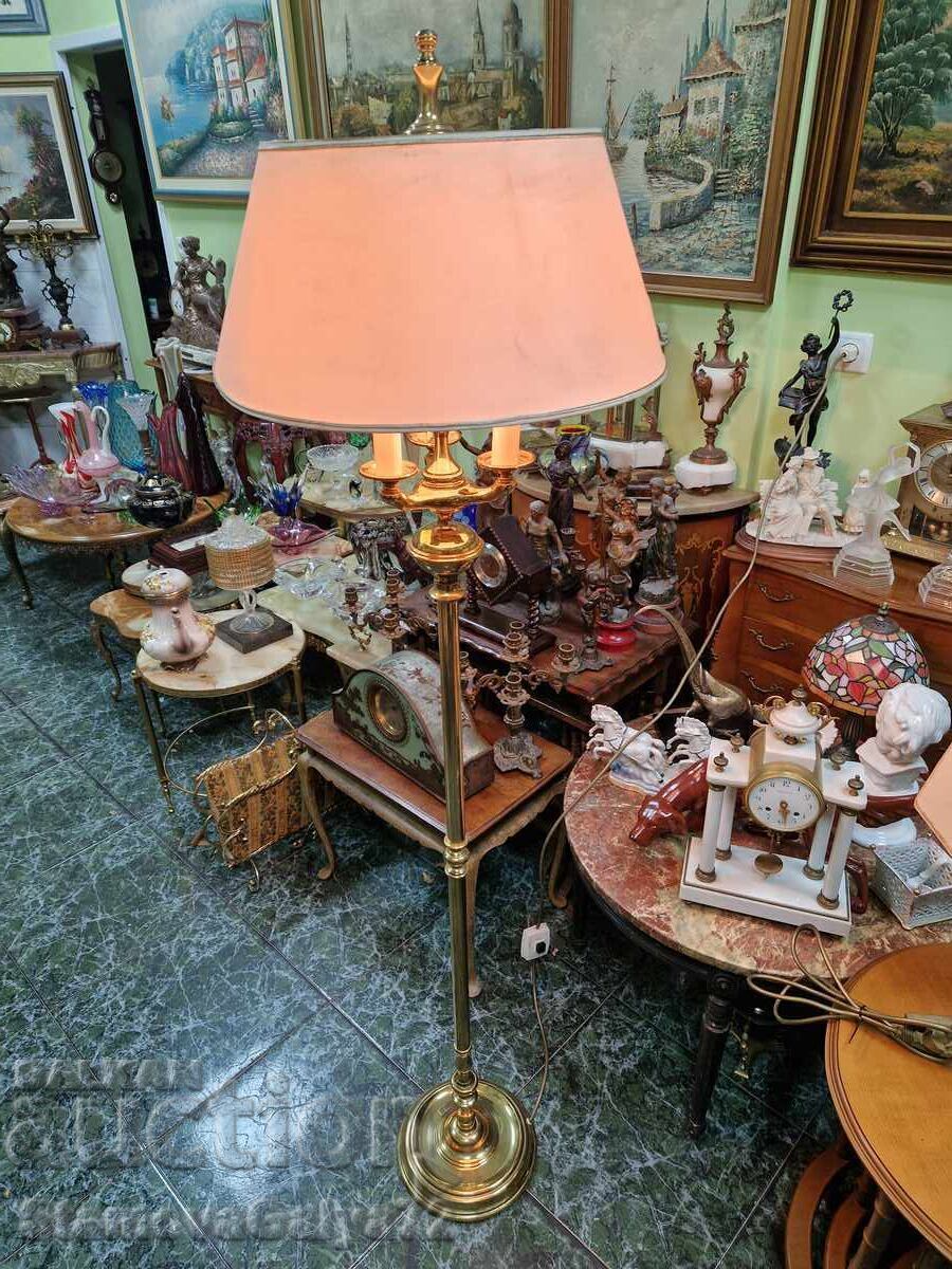 Доставка на Красива антикварна английска подова лампа Доставка на Красива антикварна английска подова лампа