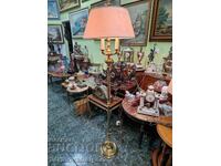 O lampă de podea englezească antică frumoasă