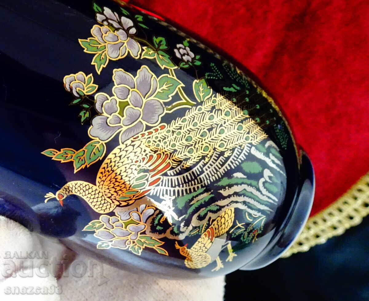 Auction Vase Japanese porcelain, gold, peacocks. Auction Vase Japanese porcelain, gold, peacocks.