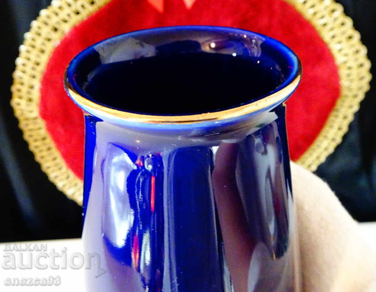 Delivery of Vase Japanese porcelain, gold, peacocks. Delivery of Vase Japanese porcelain, gold, peacocks.