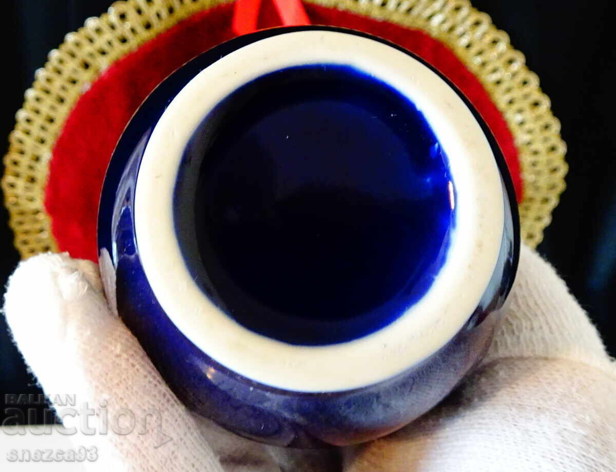 Vase Japanese porcelain, gold, peacocks. - 5 Vase Japanese porcelain, gold, peacocks. - 5