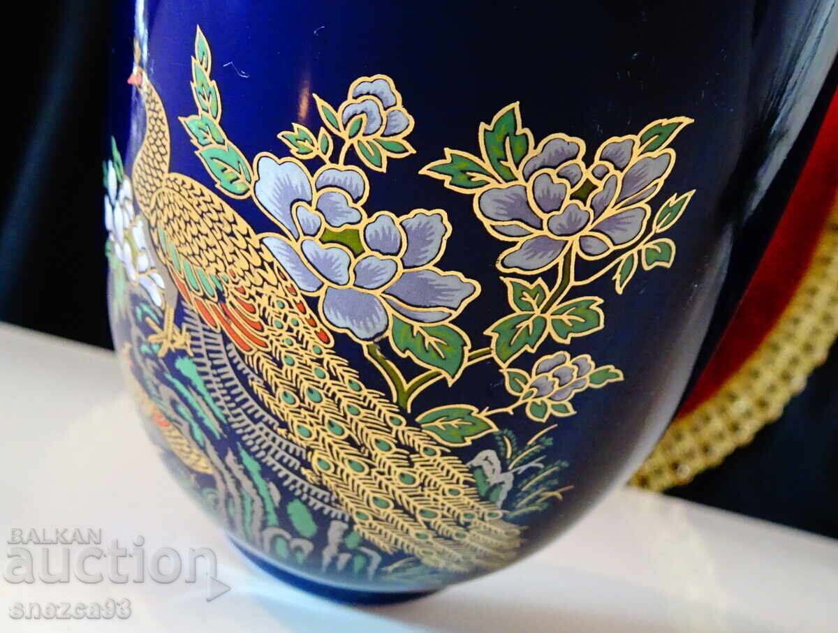 Vase Japanese porcelain, gold, peacocks. - 7 Vase Japanese porcelain, gold, peacocks. - 7