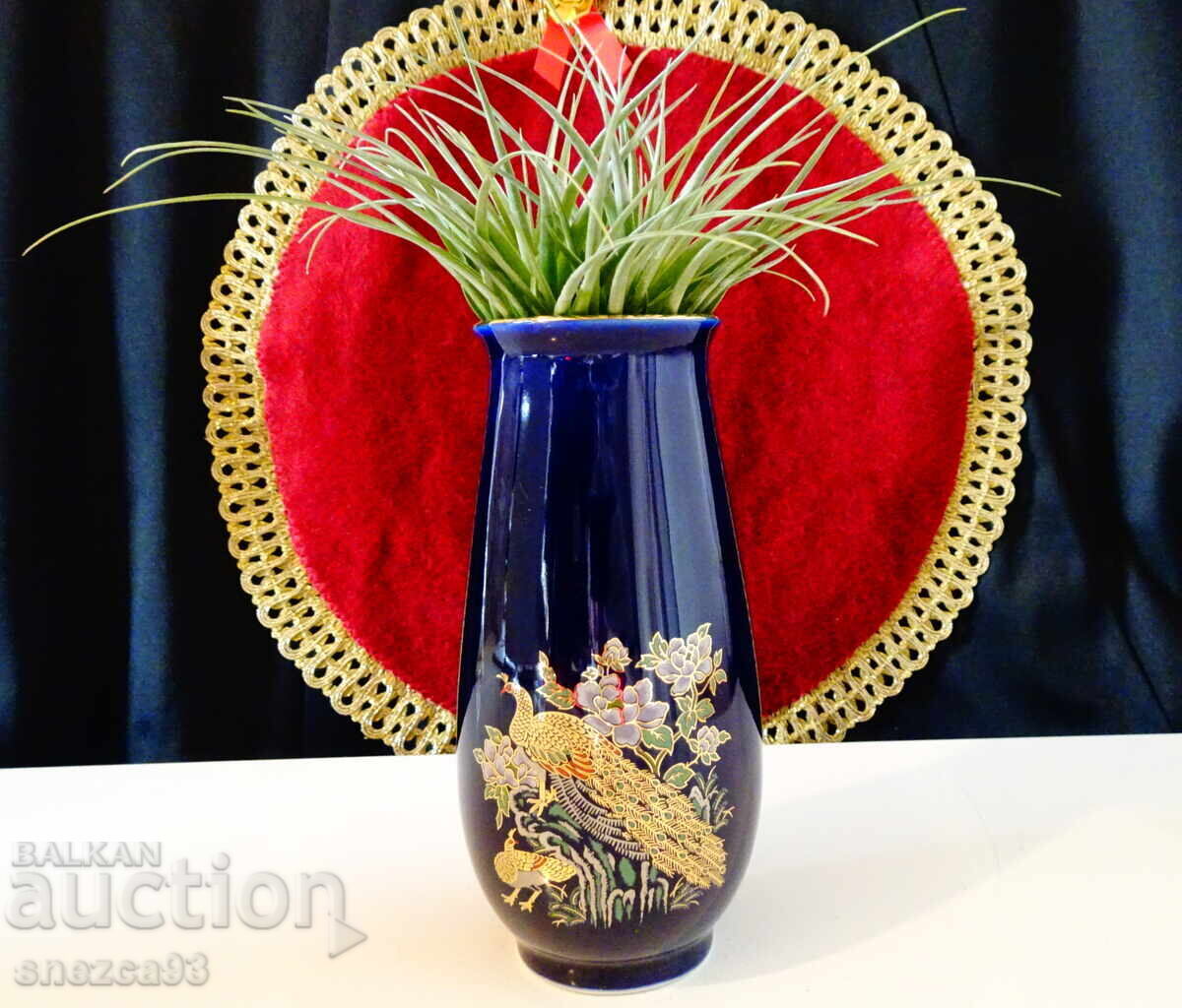 Vase Japanese porcelain, gold, peacocks. Vase Japanese porcelain, gold, peacocks.