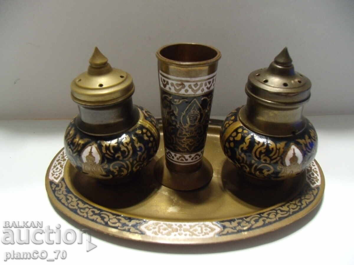 Nr.*7798 set saline vechi din metal/alama cu suport cu preț € 9.90 | 19.36 BGN