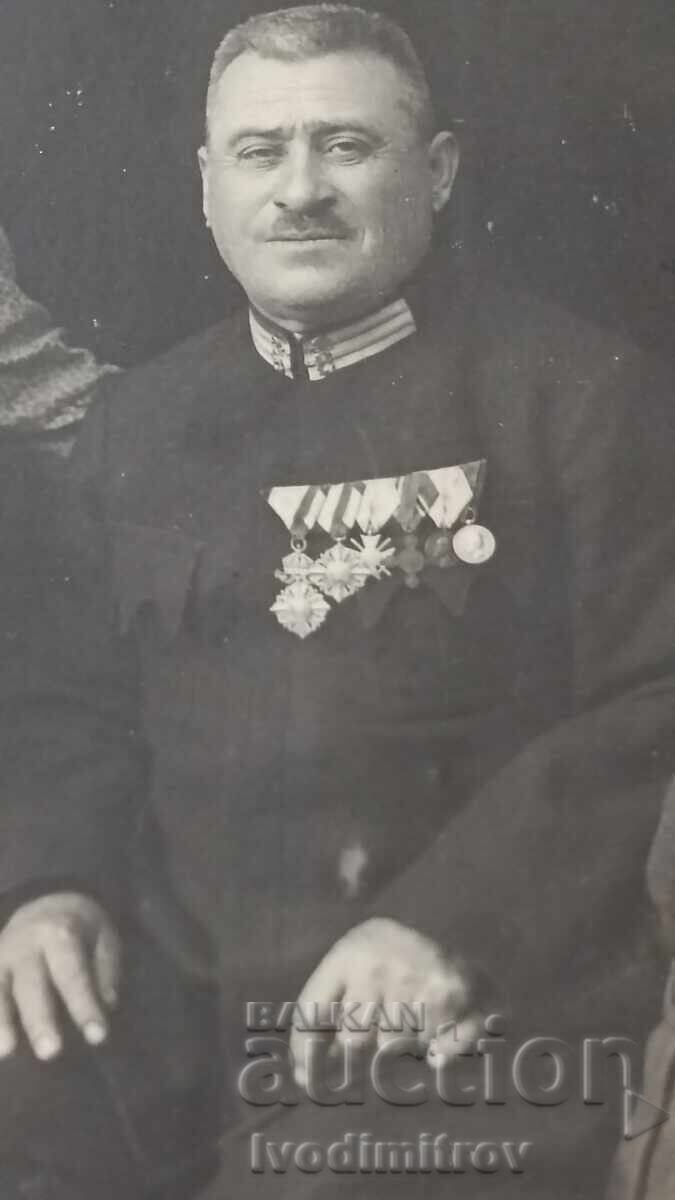 Fotografie Un bărbat cu ordine pentru Meritul Civil împreună cu familia sa cu preț 7.45 BGN | € 3.81 Fotografie Un bărbat cu ordine pentru Meritul Civil împreună cu familia sa cu preț 7.45 BGN | € 3.81