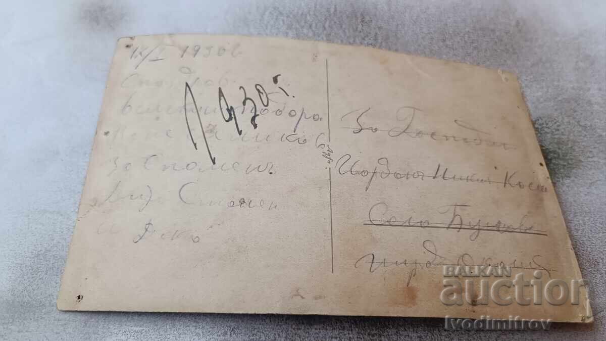 Licitație Fotografie Un bărbat cu ordine pentru Meritul Civil împreună cu familia sa Licitație Fotografie Un bărbat cu ordine pentru Meritul Civil împreună cu familia sa