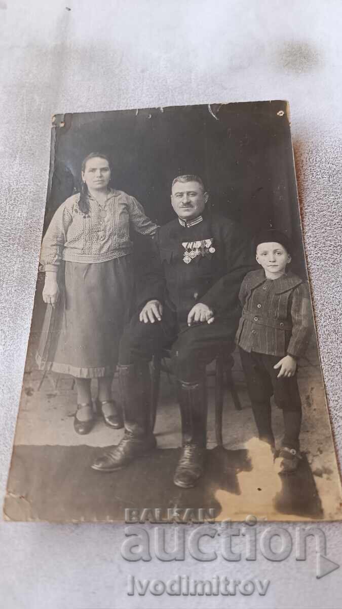 Fotografie Un bărbat cu ordine pentru Meritul Civil împreună cu familia sa Fotografie Un bărbat cu ordine pentru Meritul Civil împreună cu familia sa