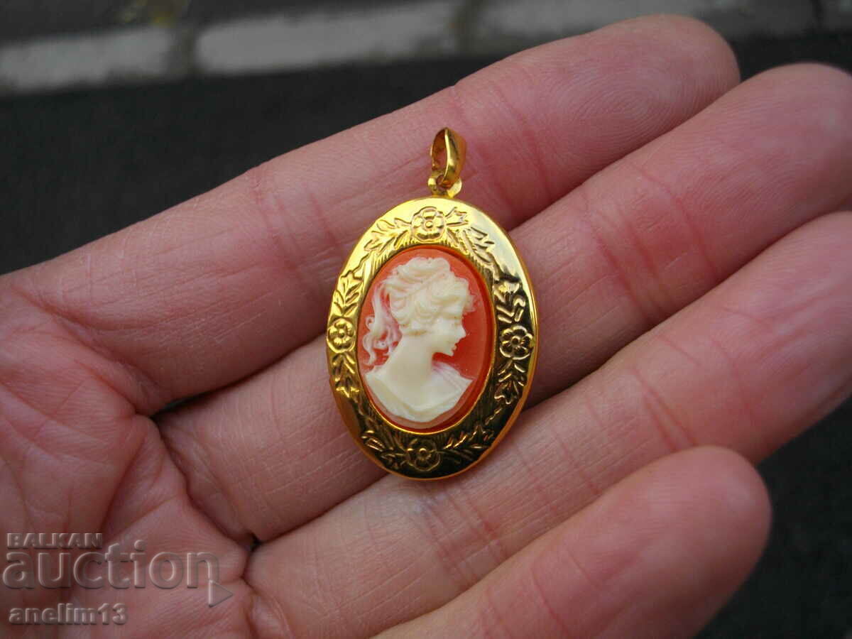 OLD CAMEO PENDANT PICTURE BOX with price 30.00 BGN | € 15.34 OLD CAMEO PENDANT PICTURE BOX with price 30.00 BGN | € 15.34