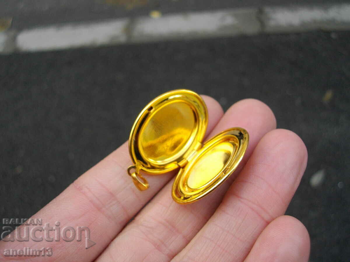 Delivery of OLD CAMEO PENDANT PICTURE BOX Delivery of OLD CAMEO PENDANT PICTURE BOX