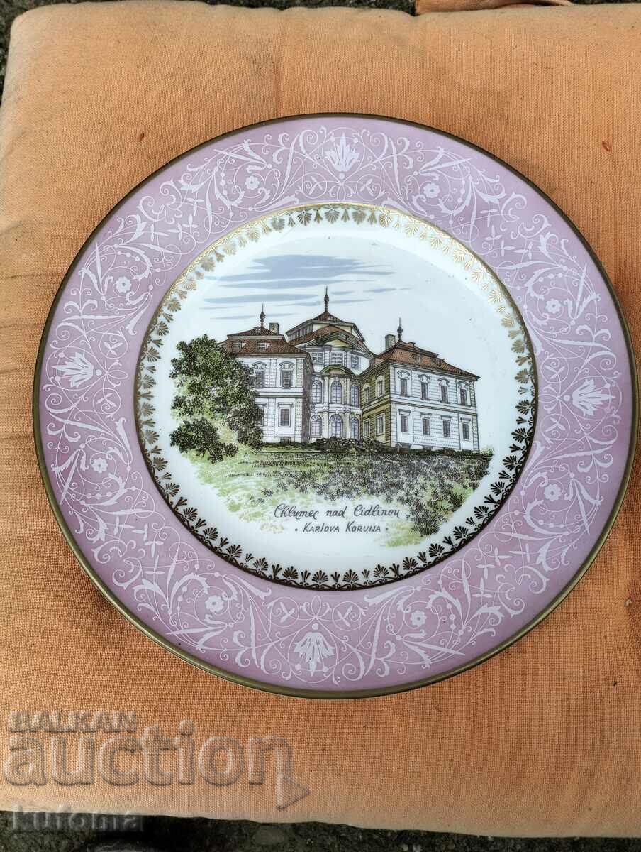 Porcelain wall plate with gilding
