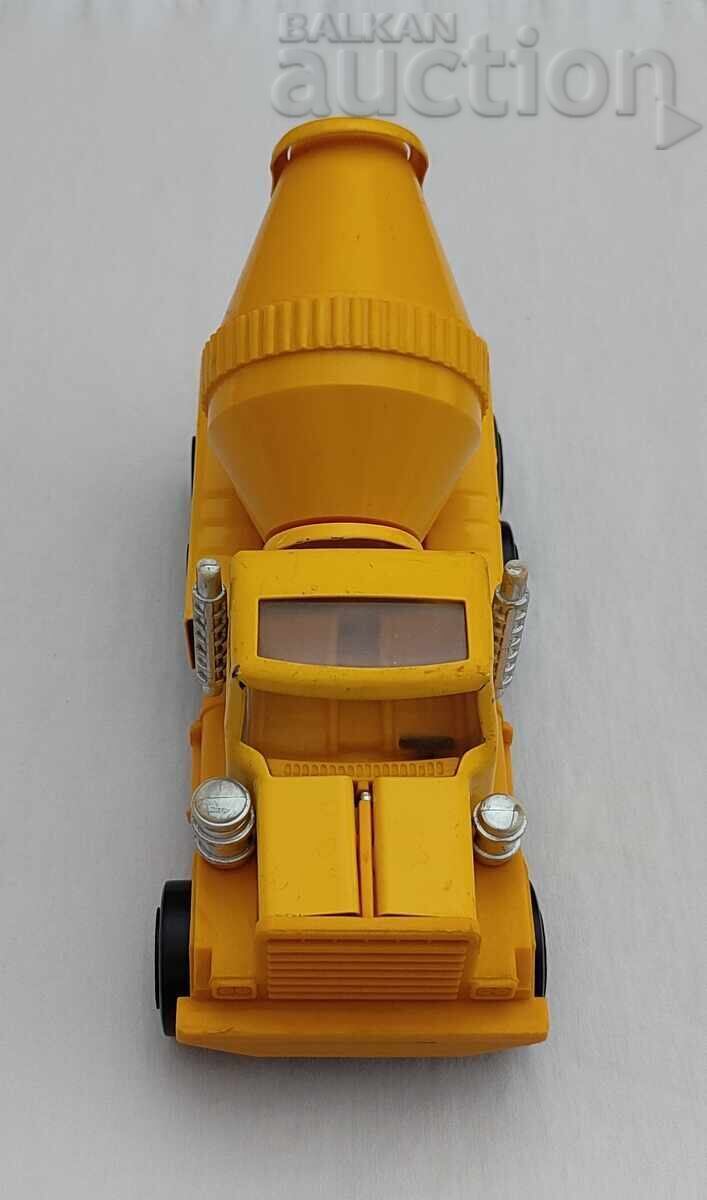 Auction  OLD CONCRETE TRUCK