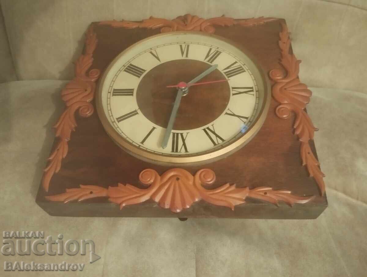 Delivery of Old wall clock Delivery of Old wall clock