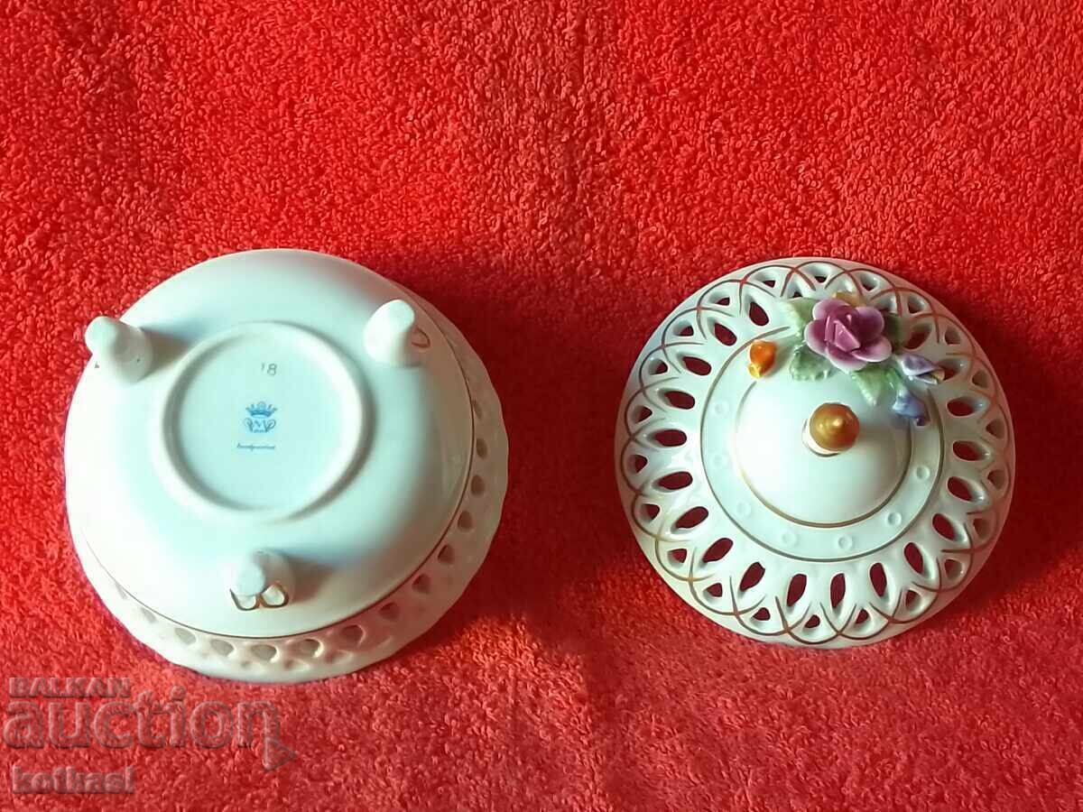 Delivery of Porcelain openwork bowl gilding Embossed flowers handmade Delivery of Porcelain openwork bowl gilding Embossed flowers handmade