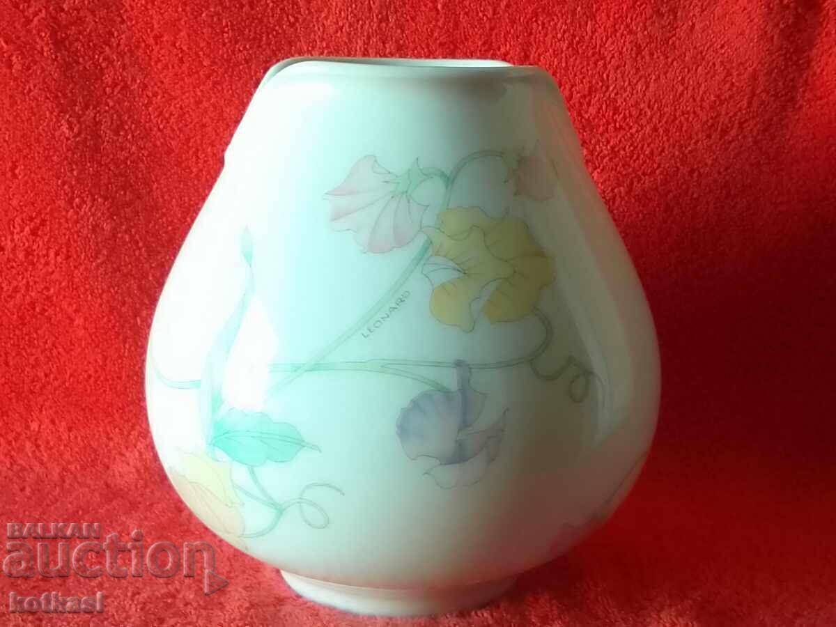 Auction  Old porcelain vase Hutschenreuther signed LEONARD PARIS