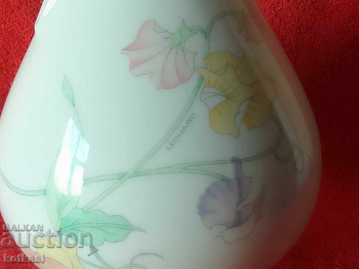 Delivery of Old porcelain vase Hutschenreuther signed LEONARD PARIS