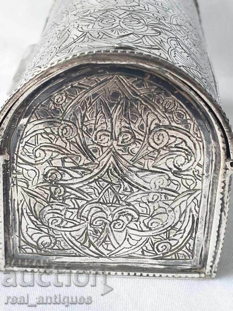 Auction  A silver box