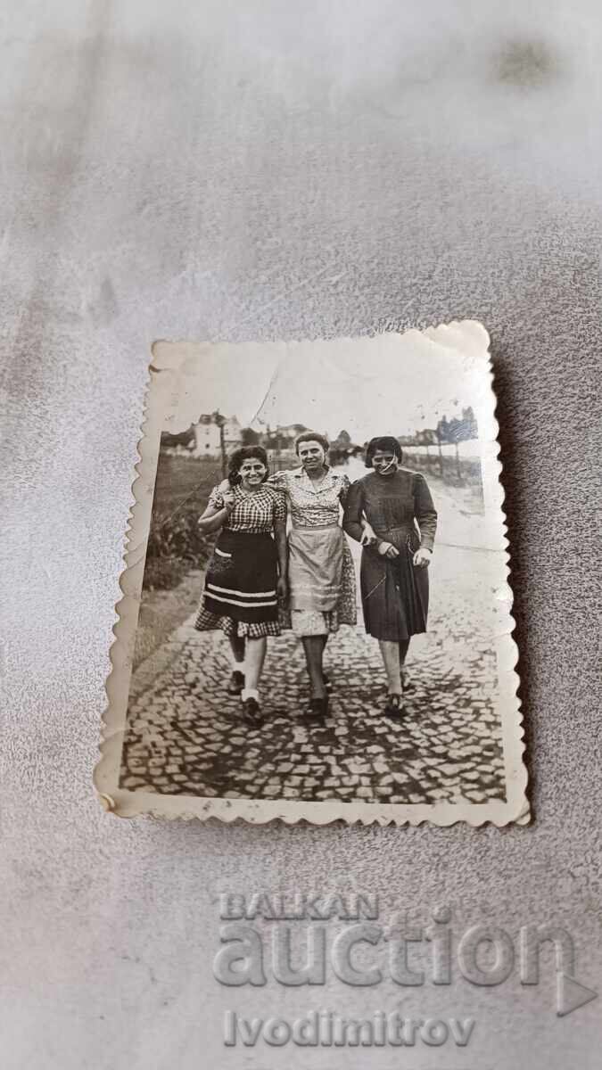 Photo Sofia Three young girls on a walk