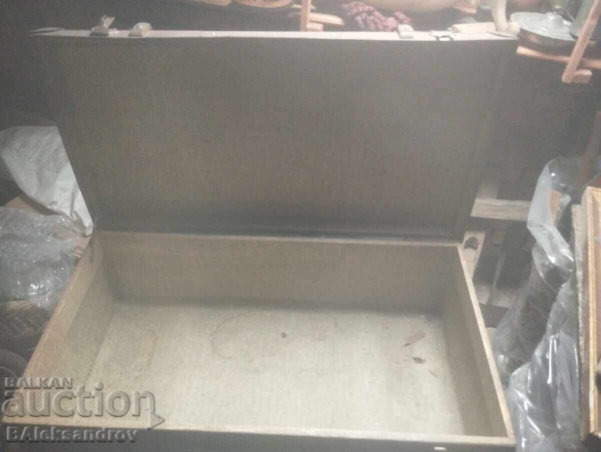 Auction Old large suitcase, Mokawa Auction Old large suitcase, Mokawa