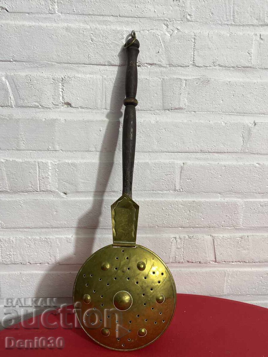 Vintage copper wall-mounted frying pan