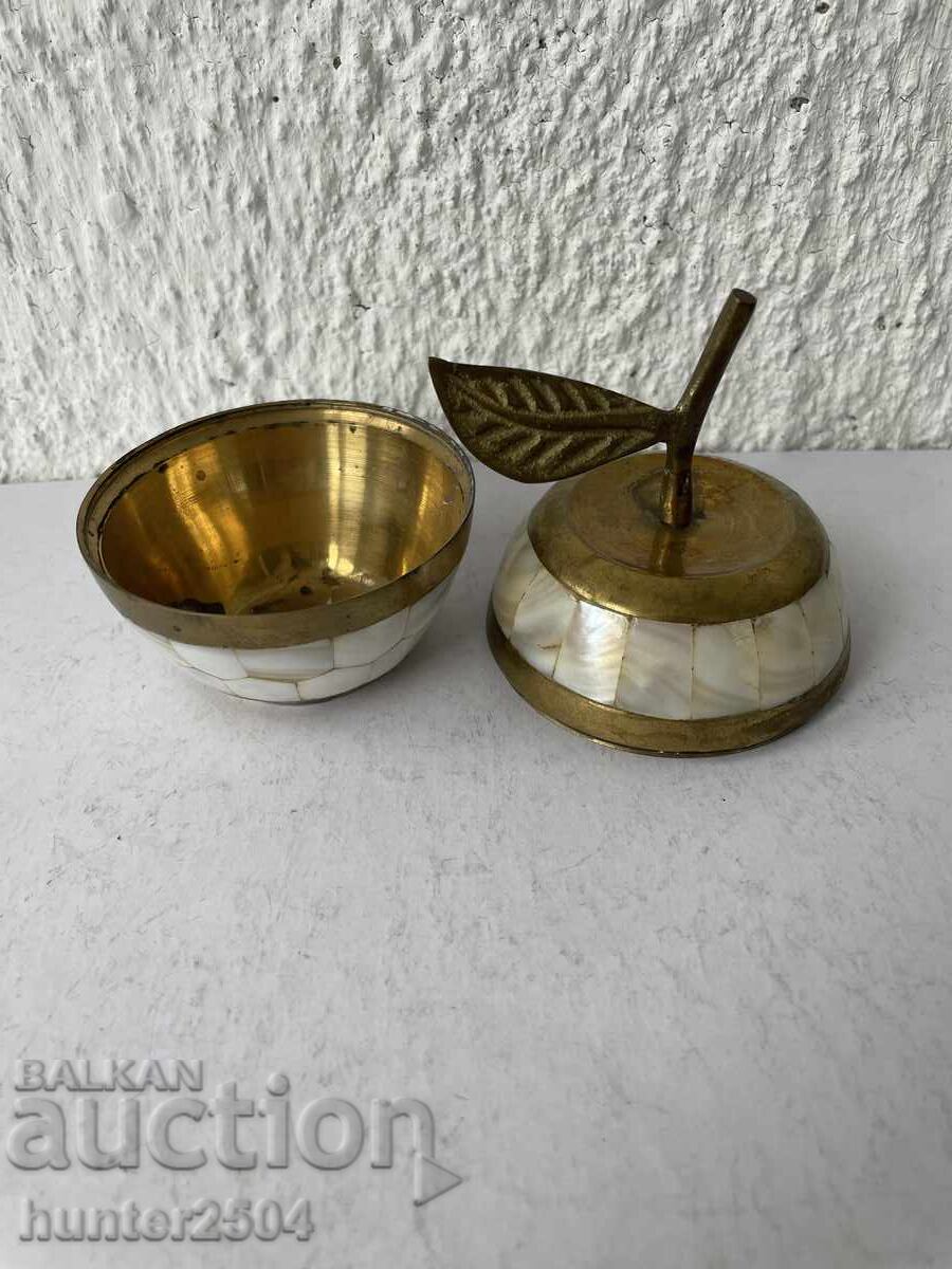 Cutie Măr-alamă și sidef, 8/6 cm cu preț 24.95 BGN | € 12.76 Cutie Măr-alamă și sidef, 8/6 cm cu preț 24.95 BGN | € 12.76