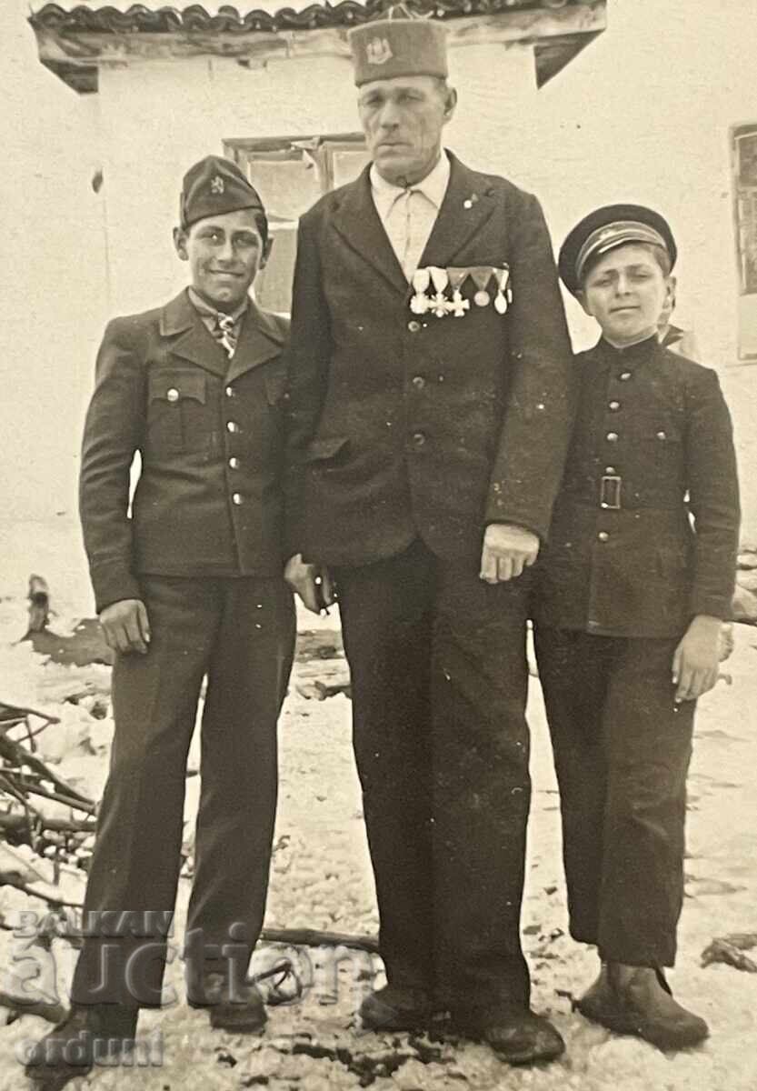 4718 Kingdom of Bulgaria Grandfather veteran of the Second World War with grandson Brannik of the Second World War with price 20.00 BGN | € 10.23 4718 Kingdom of Bulgaria Grandfather veteran of the Second World War with grandson Brannik of the Second World War with price 20.00 BGN | € 10.23