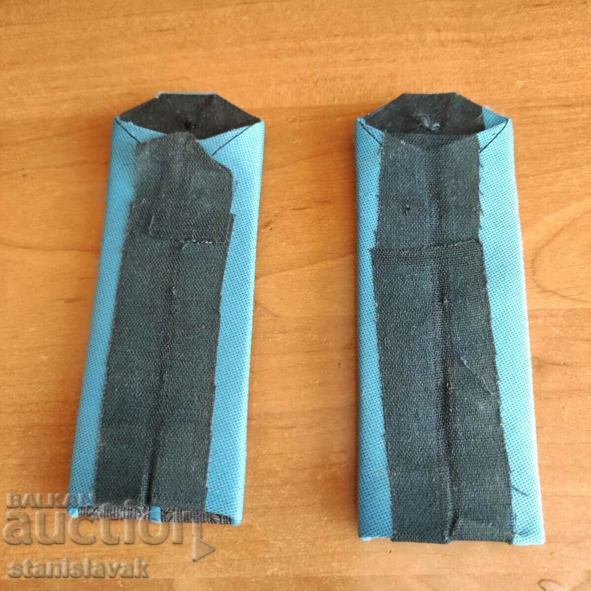 Οι επωμίδες του αερομεταφερόμενου καπετάνιου με τιμή 40.00 BGN | € 20.45 Οι επωμίδες του αερομεταφερόμενου καπετάνιου με τιμή 40.00 BGN | € 20.45