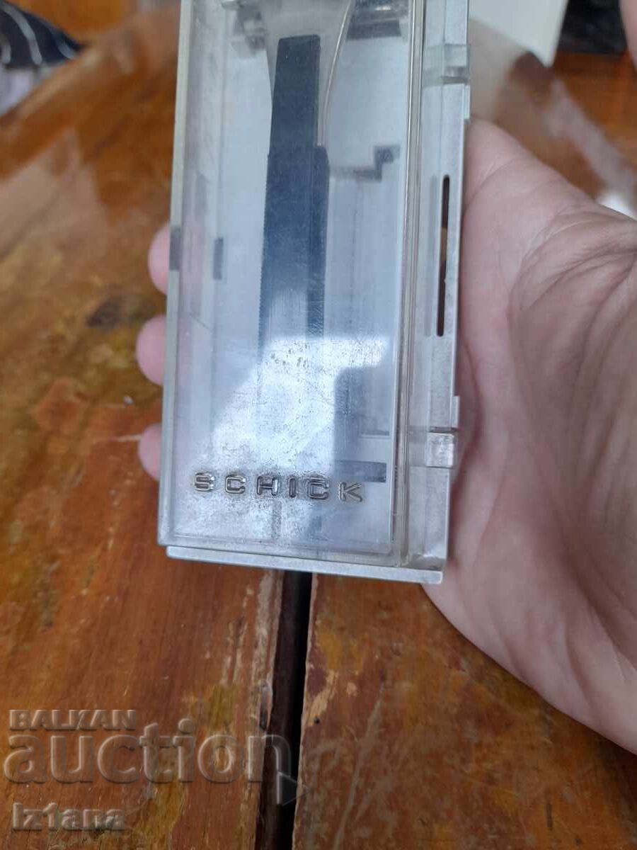 Παλιό ξυράφι SCHICK με τιμή 37.00 BGN | € 18.92 Παλιό ξυράφι SCHICK με τιμή 37.00 BGN | € 18.92