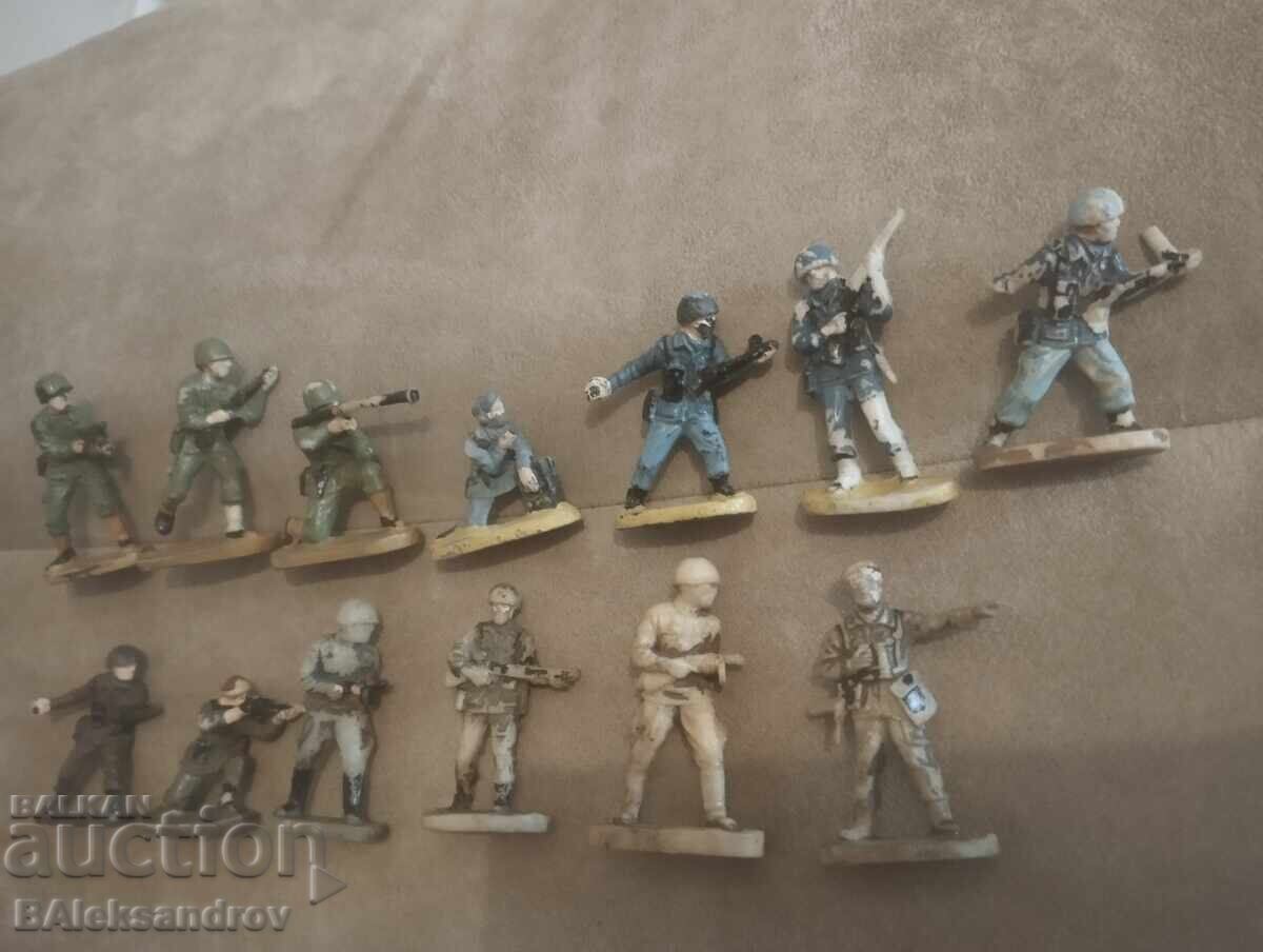 Lot of hand painted soldiers - 5 Lot of hand painted soldiers - 5