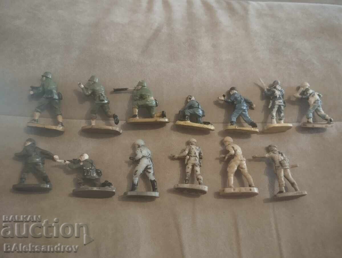 Lot of hand painted soldiers - 6 Lot of hand painted soldiers - 6