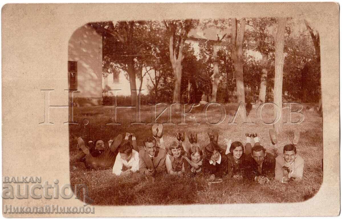 OLD PHOTO OUTING LYING ON THE GRASS D231