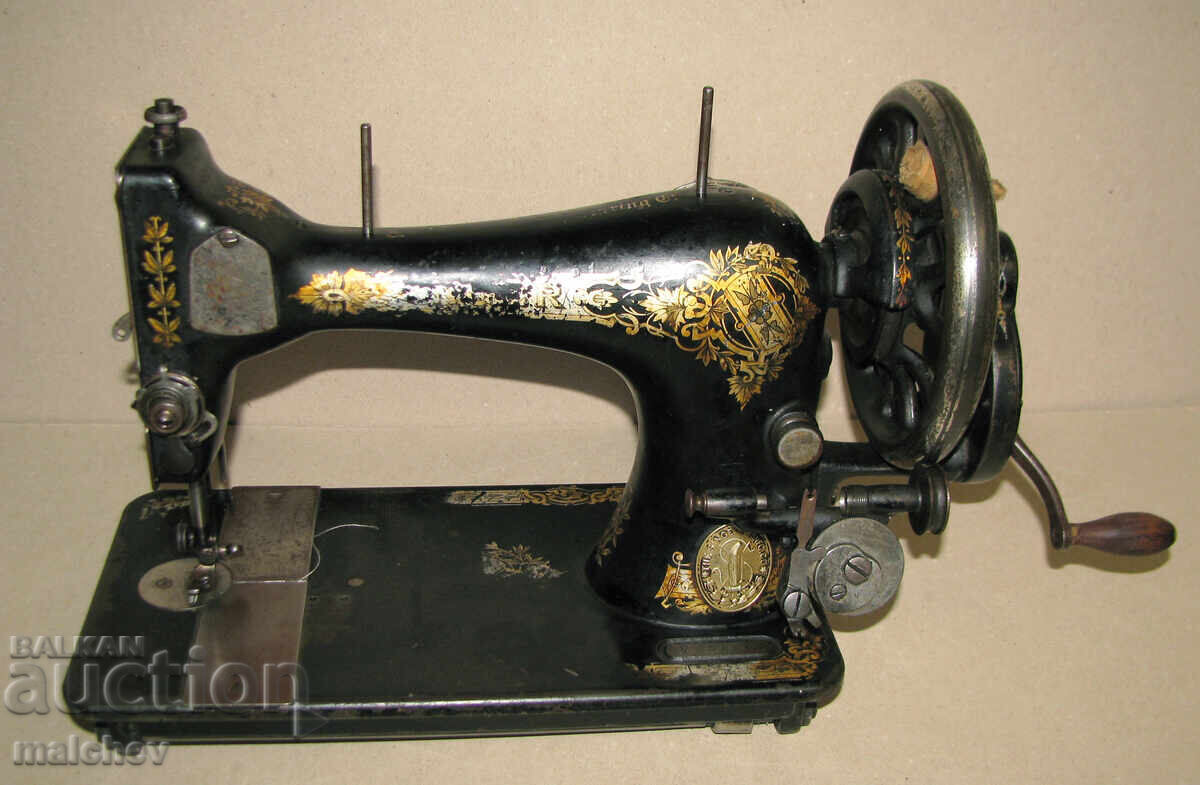 Old Singer sewing machine Singer working shuttle bobbin