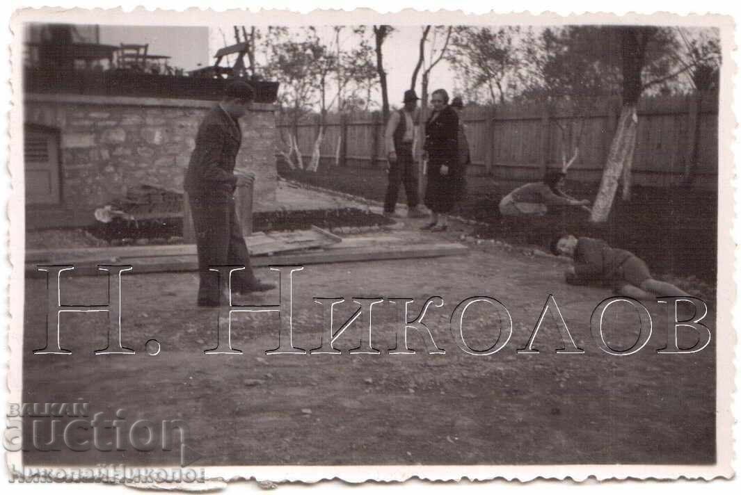 SMALL OLD PHOTO OF CHILDREN PLAYING FOOTBALL IN THE YARD D236